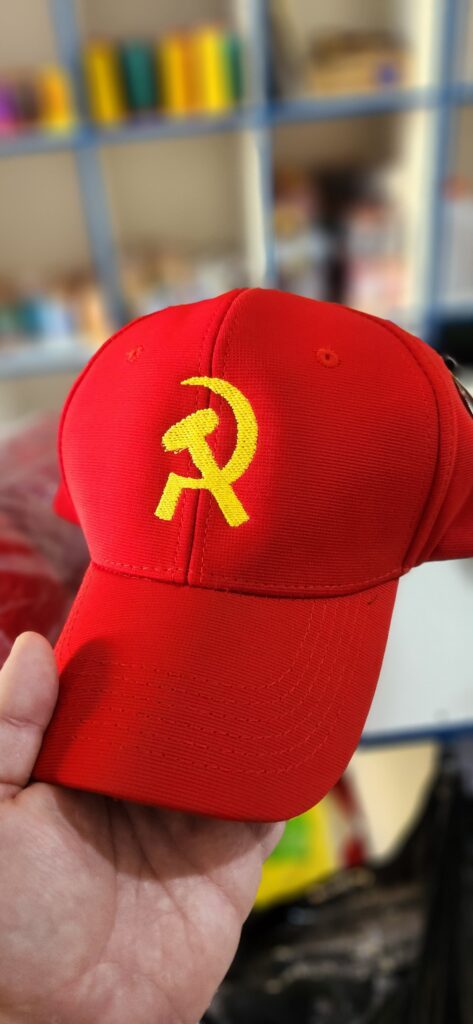 Nosso lindo boné vermelho com a foice amarela