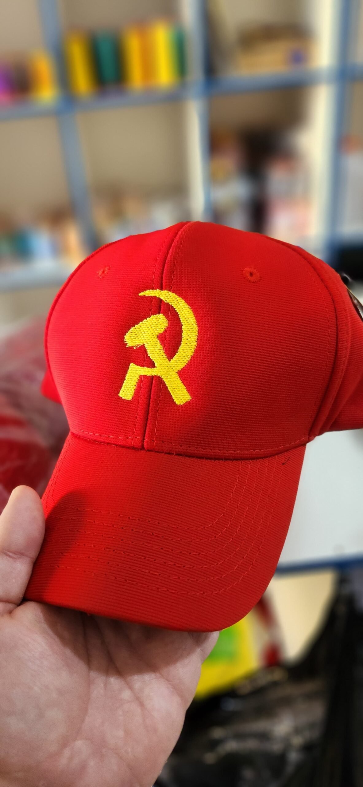 Nosso lindo boné vermelho com a foice amarela